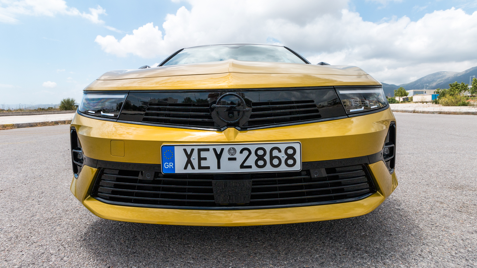 Μάσκα Opel Vizor, Full Led φωτιστικά σώματα, μυώδες μακρύ καπό και αθλητικός προφυλακτήρας συνθέτουν τη δυναμική εικόνα του μοντέλου.